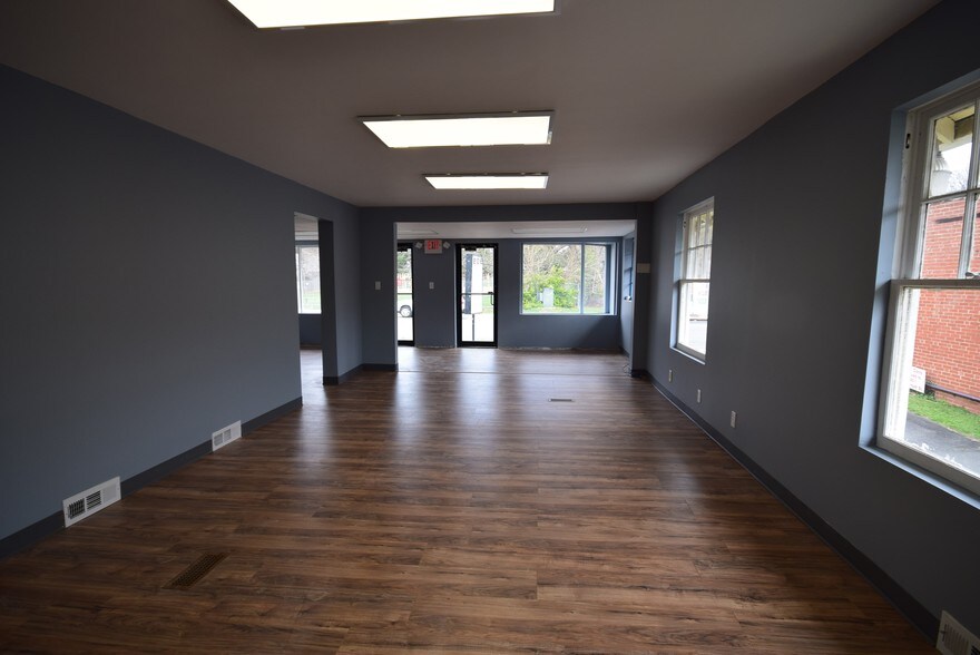 909 W Broad St, Falls Church, VA à vendre - Photo de l’immeuble – Image 2 sur 8