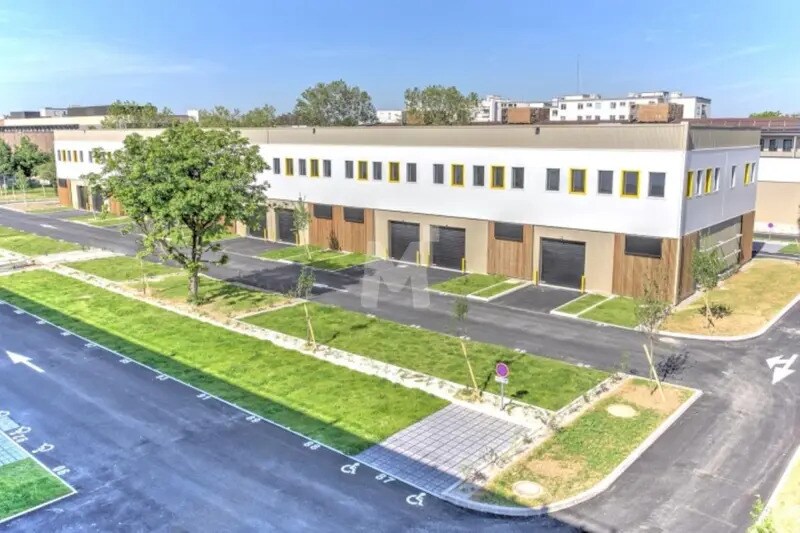 Local d’activités dans Fresnes à louer - Photo de l’immeuble – Image 1 sur 11