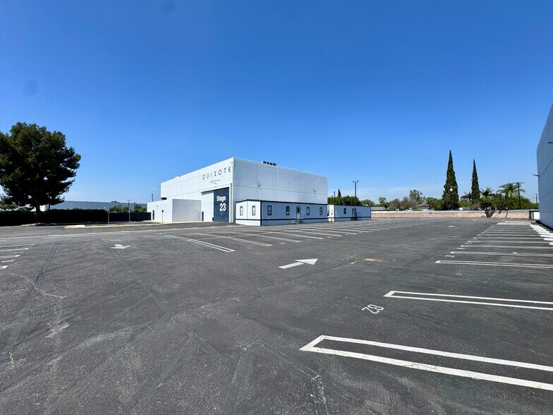 13939 Saticoy St, Panorama City, CA à louer - Photo de l’immeuble – Image 1 sur 6