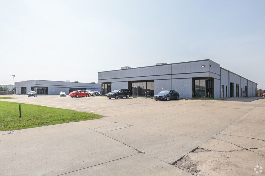 9522 E 47th Pl, Tulsa, OK à louer - Photo de l’immeuble – Image 2 sur 6