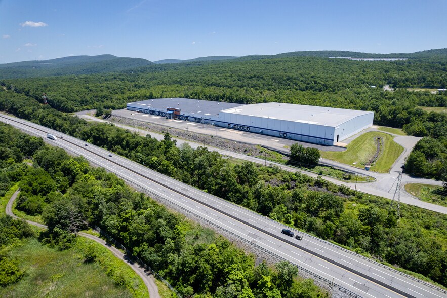 1 Commerce Rd, Pittston, PA à louer - Photo de l’immeuble – Image 2 sur 8