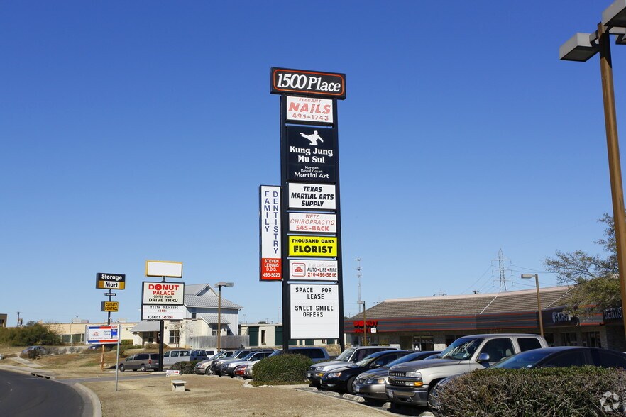 1583 Thousand Oaks Dr, San Antonio, TX à louer - Photo de l’immeuble – Image 3 sur 4