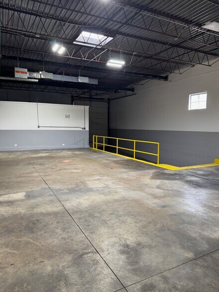 499 Estes Ave, Schaumburg, IL à louer - Photo de l’immeuble – Image 2 sur 5