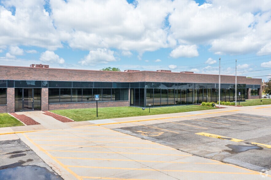 4102 114th St, Urbandale, IA à louer - Photo de l’immeuble – Image 2 sur 7