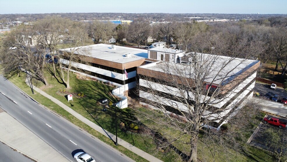 8500 Shawnee Mission Pky, Merriam, KS à louer - Photo de l’immeuble – Image 1 sur 8