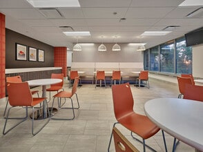 610 Freedom Business Ctr Dr, King Of Prussia, PA à louer Photo de l’immeuble– Image 2 sur 5