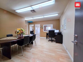 17018-17056 Devonshire St, Northridge, CA à louer Photo intérieure– Image 1 sur 4