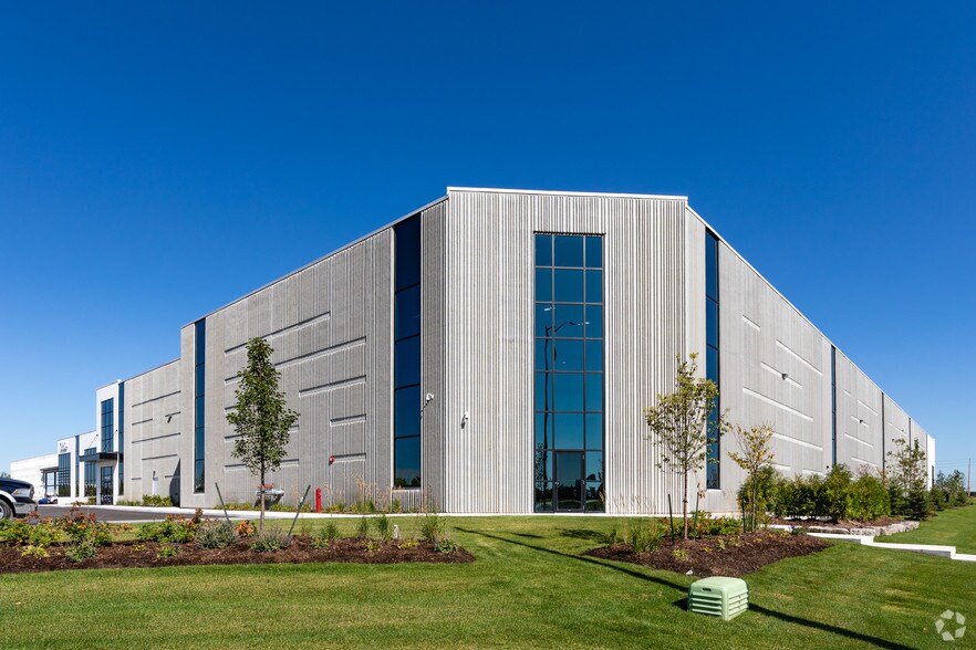75 Skyway Dr, Mississauga, ON à louer - Photo de l’immeuble – Image 2 sur 2
