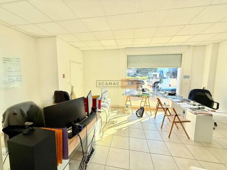 Local d'activités dans Puget-sur-Argens à vendre - Photo de l’immeuble – Image 3 sur 6