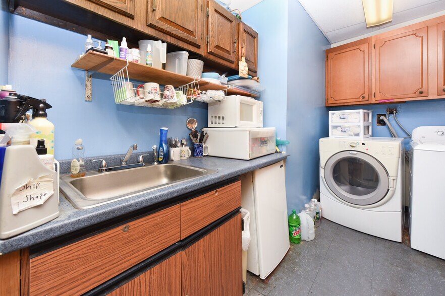 4143 Main St, Bridgeport, CT à vendre - Photo intérieure – Image 3 sur 34
