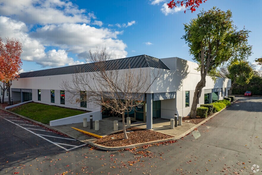 2438-2512 Tripaldi Way, Hayward, CA à louer - Photo principale – Image 1 sur 7