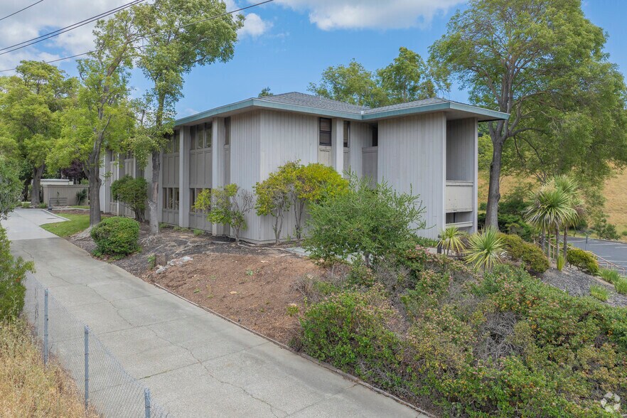 145 N Redwood Dr, San Rafael, CA à vendre - Photo de l’immeuble – Image 3 sur 8