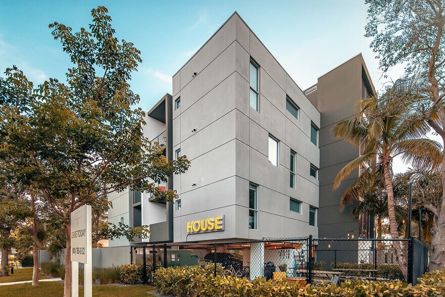 5742 SW 62nd St, Coral Gables, FL à vendre - Photo de l’immeuble – Image 2 sur 22