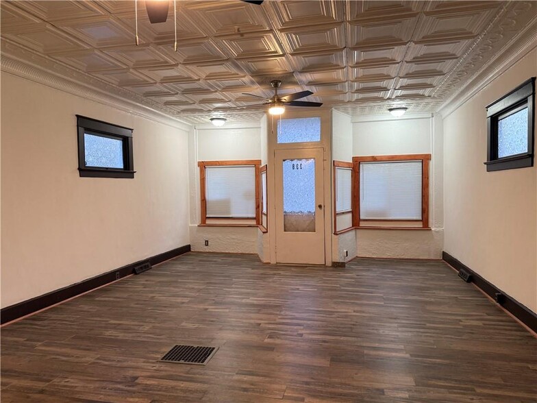 338 Robinson Rd, Campbell, OH à vendre - Photo de l’immeuble – Image 2 sur 9