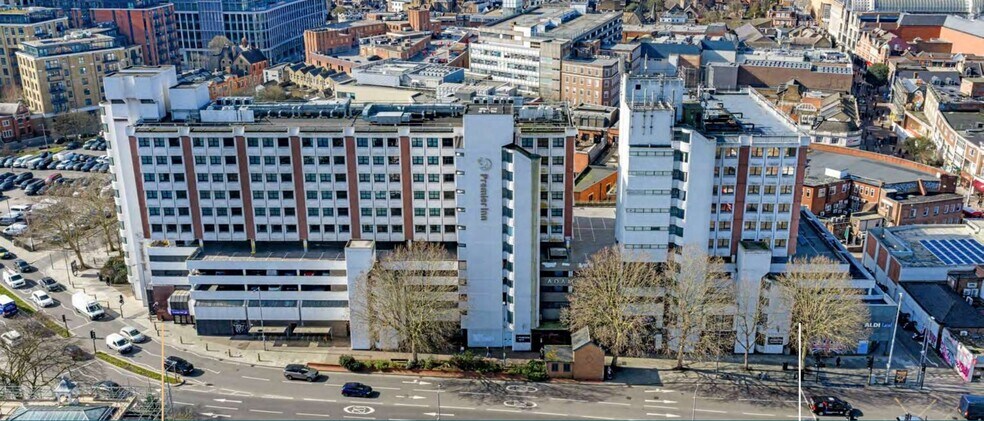 15 Wheatfield Way, Kingston Upon Thames à vendre - Photo de l’immeuble – Image 2 sur 16