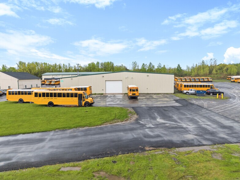 7707 Henry Clay Blvd, Liverpool, NY à louer - Photo de l’immeuble – Image 3 sur 30