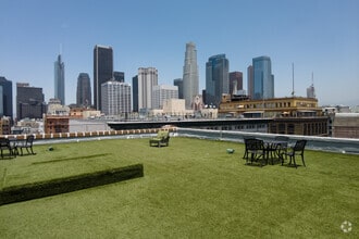 724 S Spring St, Los Angeles, CA à louer Photo de l’immeuble– Image 1 sur 3