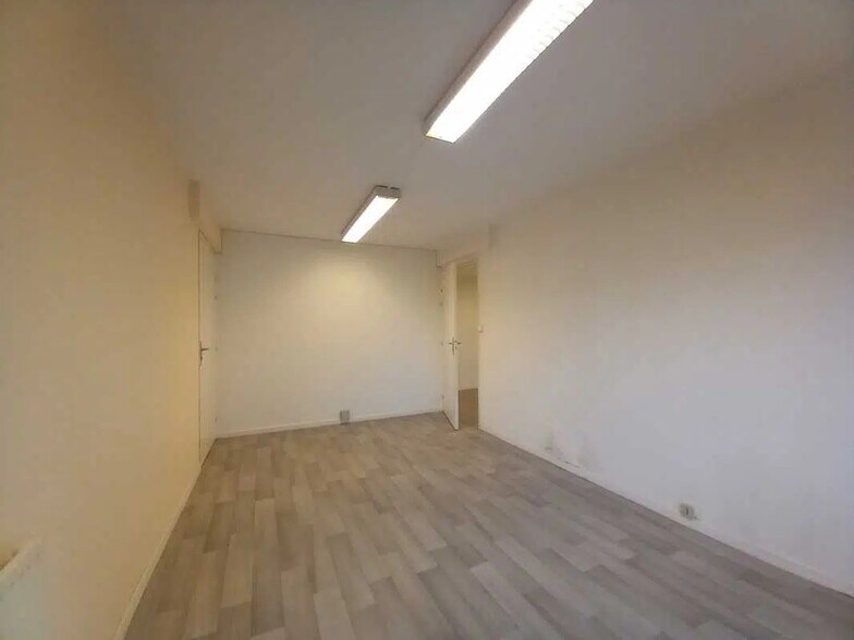 Bureau dans Saint-Priest à louer - Photo de l’immeuble – Image 2 sur 8