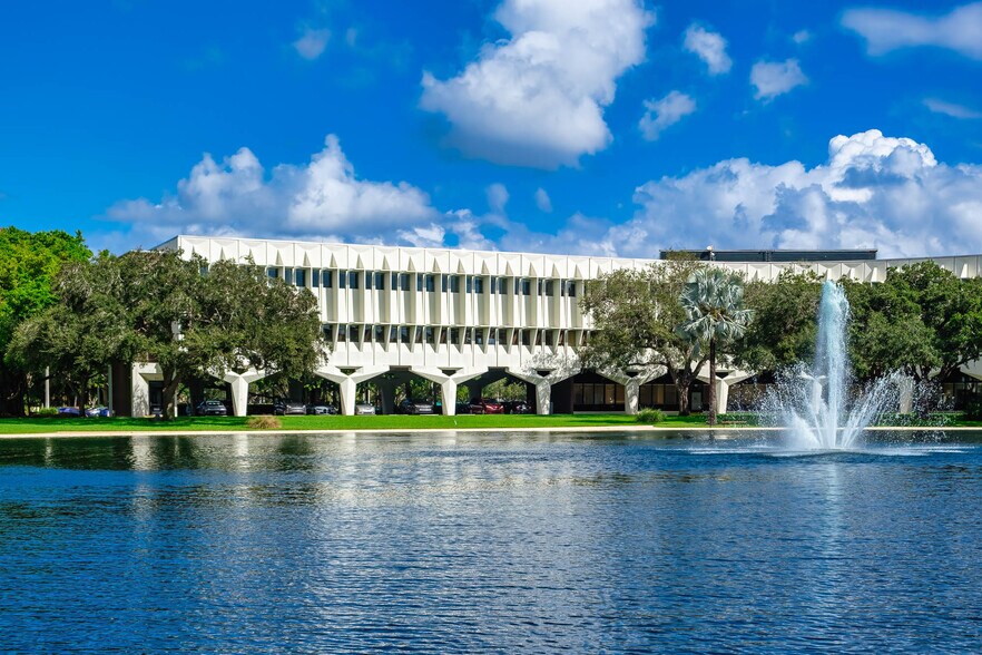 5000 T Rex Ave, Boca Raton, FL à louer - Photo de l’immeuble – Image 2 sur 20