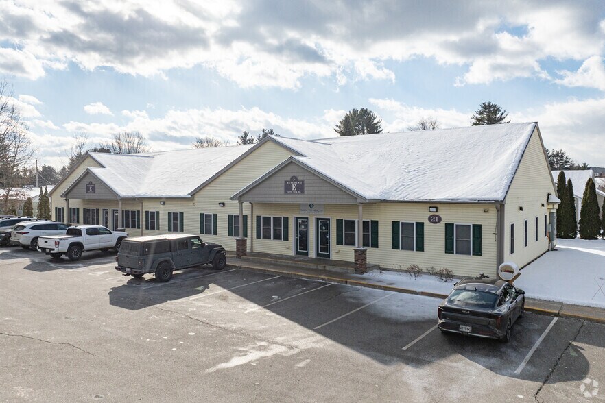 21 Daigle Ln, Sanford, ME à vendre - Photo principale – Image 1 sur 3