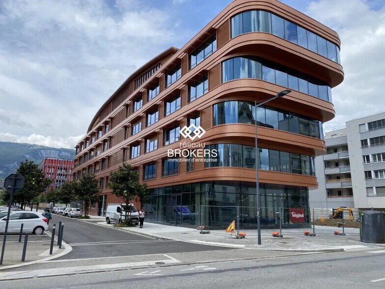 Bureau dans Grenoble à louer - Photo de l’immeuble – Image 1 sur 1