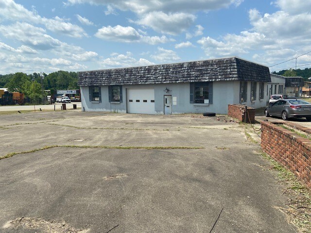 1044 University Dr, Connellsville, PA à vendre - Photo de l’immeuble – Image 3 sur 4