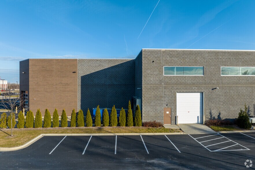 25125 Regency Dr, Novi, MI à louer - Photo de l’immeuble – Image 3 sur 7