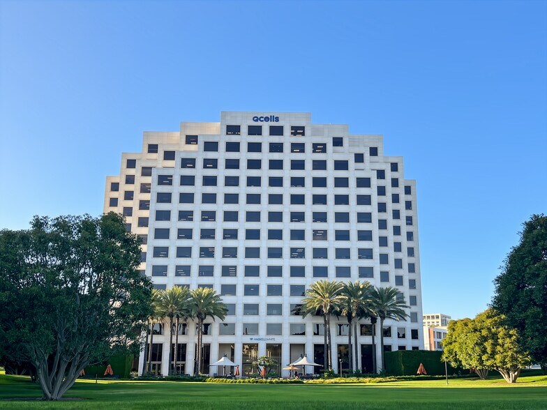 300 Spectrum Center Dr, Irvine, CA à louer - Photo de l’immeuble – Image 3 sur 15