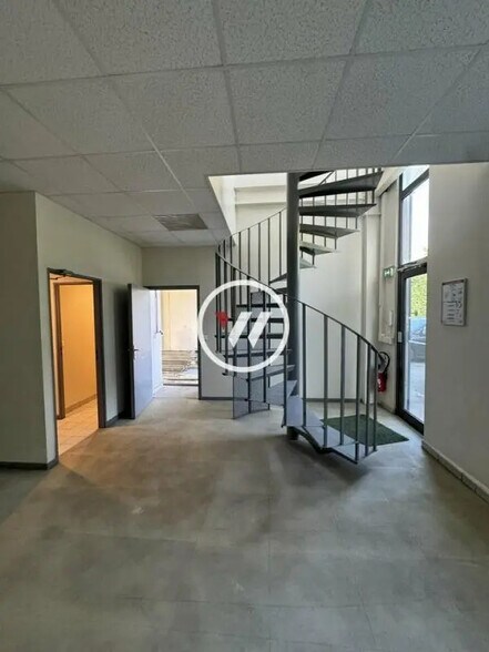 Local d’activités dans Le Thillay à louer - Photo de l’immeuble – Image 1 sur 7