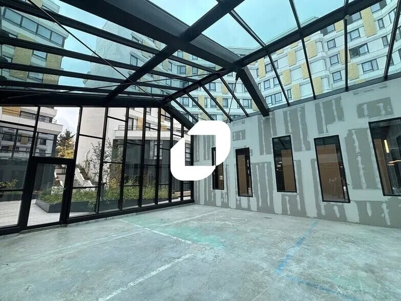 Local commercial dans Nanterre à louer - Photo de l’immeuble – Image 2 sur 24