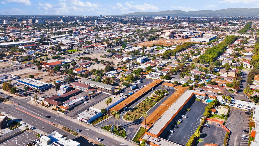 1427 E 1st St, Santa Ana, CA à vendre - Photo de l’immeuble – Image 3 sur 21