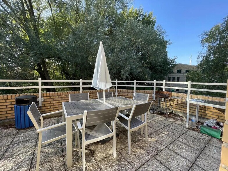 Rue Albert Einstein, Champs-sur-Marne à louer - Photo de l’immeuble – Image 1 sur 9