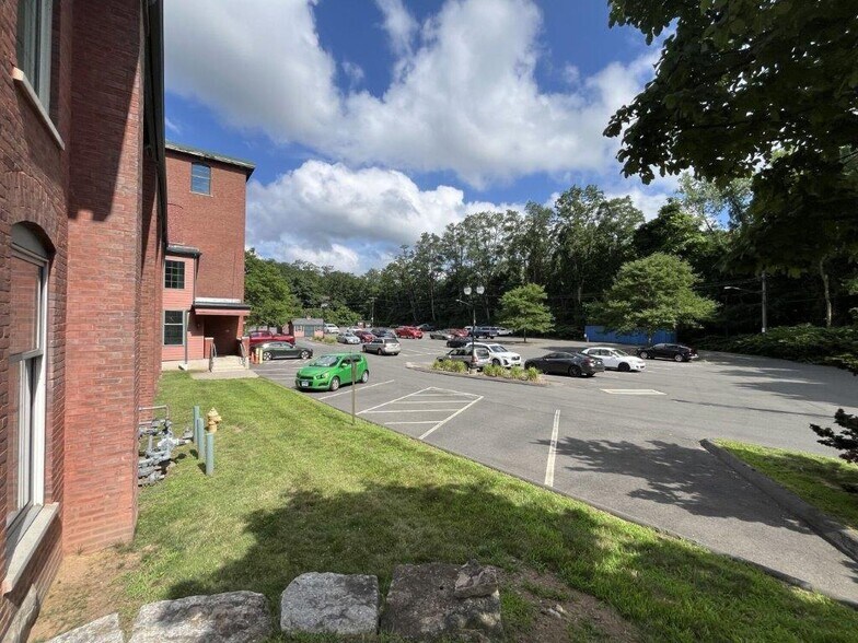 158 Hartford Rd, Manchester, CT à vendre - Photo de l’immeuble – Image 2 sur 12