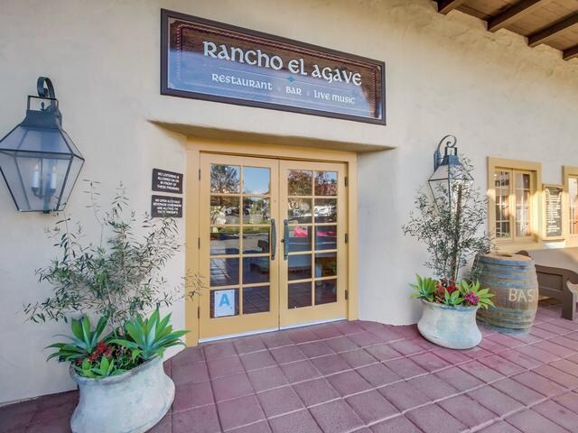 110 Civic Center Dr, Vista, CA à vendre - Photo de l’immeuble – Image 2 sur 15