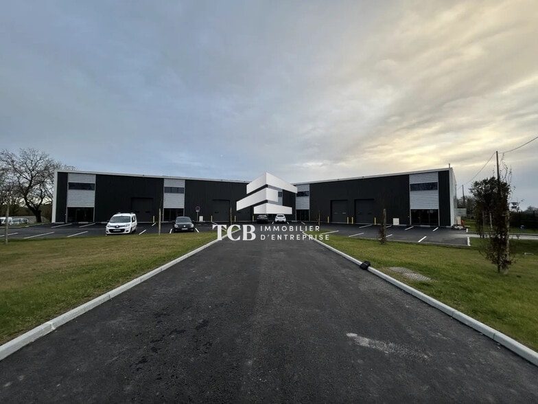 Local d’activités dans SAINT-ÉTIENNE-DE-MONTLUC à louer - Photo principale – Image 1 sur 6