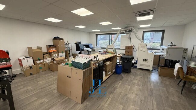 Plus de détails pour Local d'activités à louer