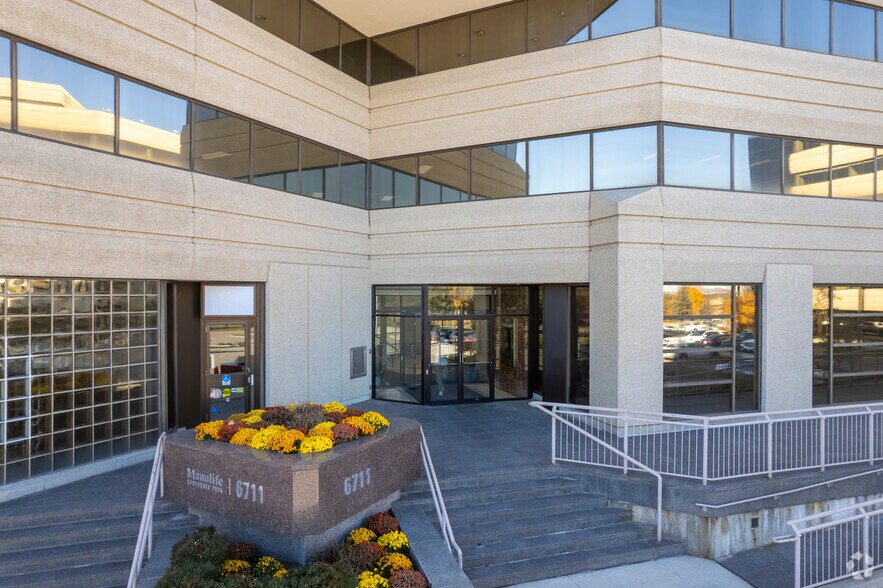 6711 Mississauga Rd, Mississauga, ON à louer - Photo de l’immeuble – Image 3 sur 6
