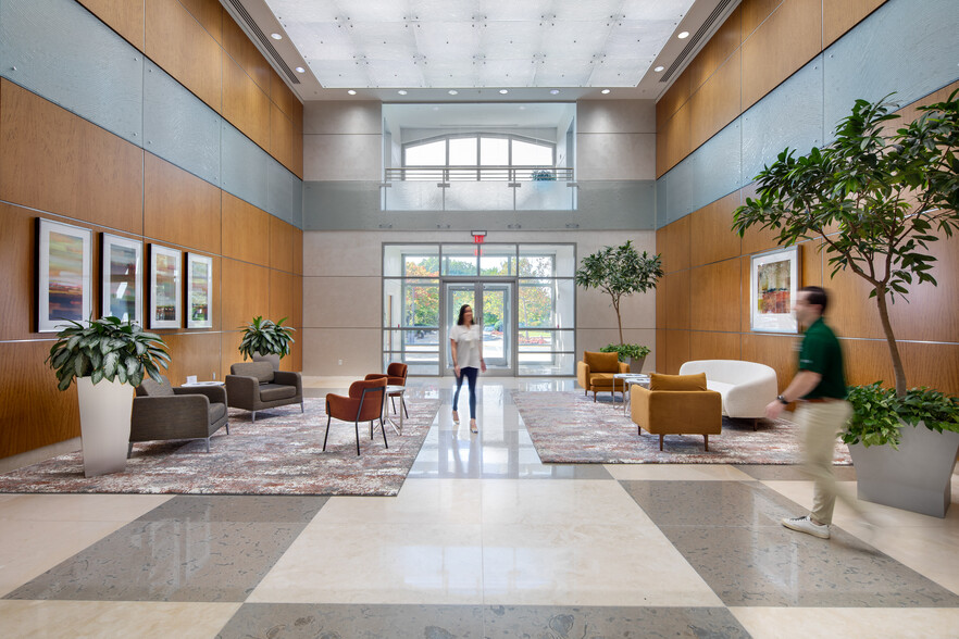 11790 Sunrise Valley Dr, Reston, VA à louer - Hall d’entrée – Image 3 sur 18