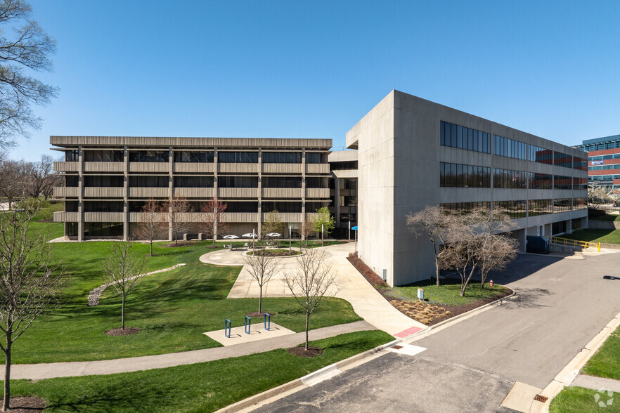 20500 Civic Center Dr, Southfield, MI à vendre - Photo de l’immeuble – Image 1 sur 18