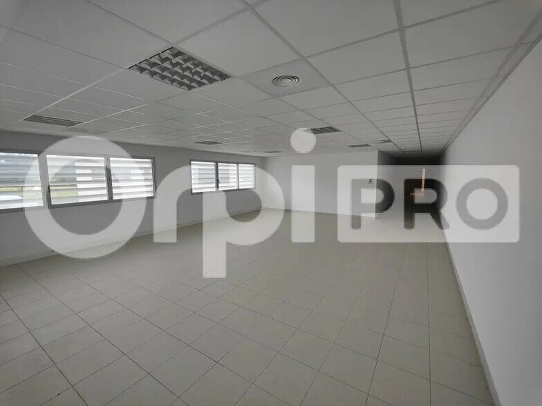 Bureau dans Grigny à louer - Photo de l’immeuble – Image 3 sur 5