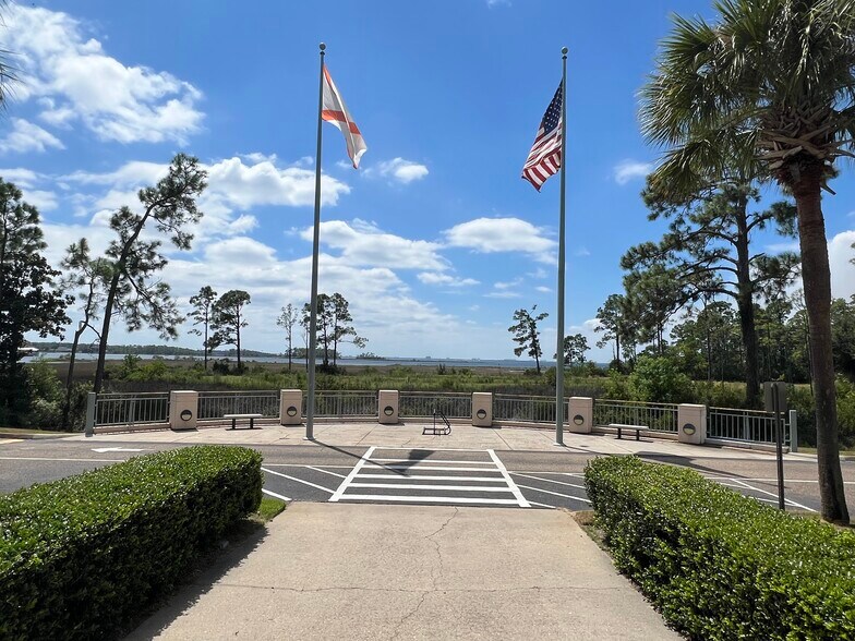 1002 Arthur Dr, Lynn Haven, FL à louer - Photo de l’immeuble – Image 3 sur 18