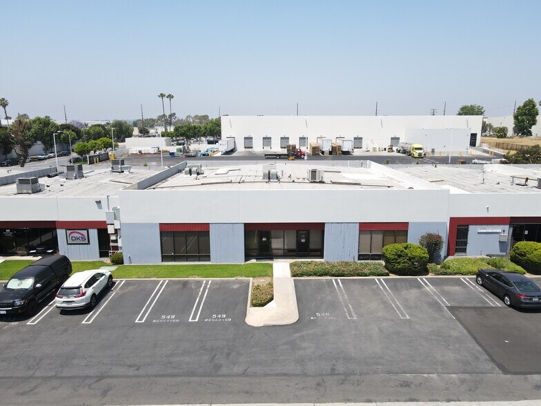 549 Mercury Ln, Brea, CA à louer - Photo de l’immeuble – Image 3 sur 5