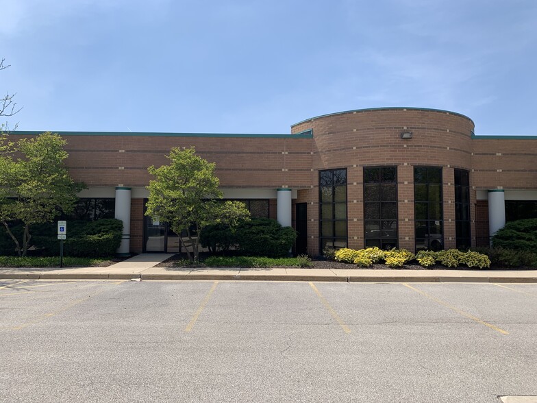 201 Hansen Ct, Wood Dale, IL à louer - Photo de l’immeuble – Image 2 sur 5