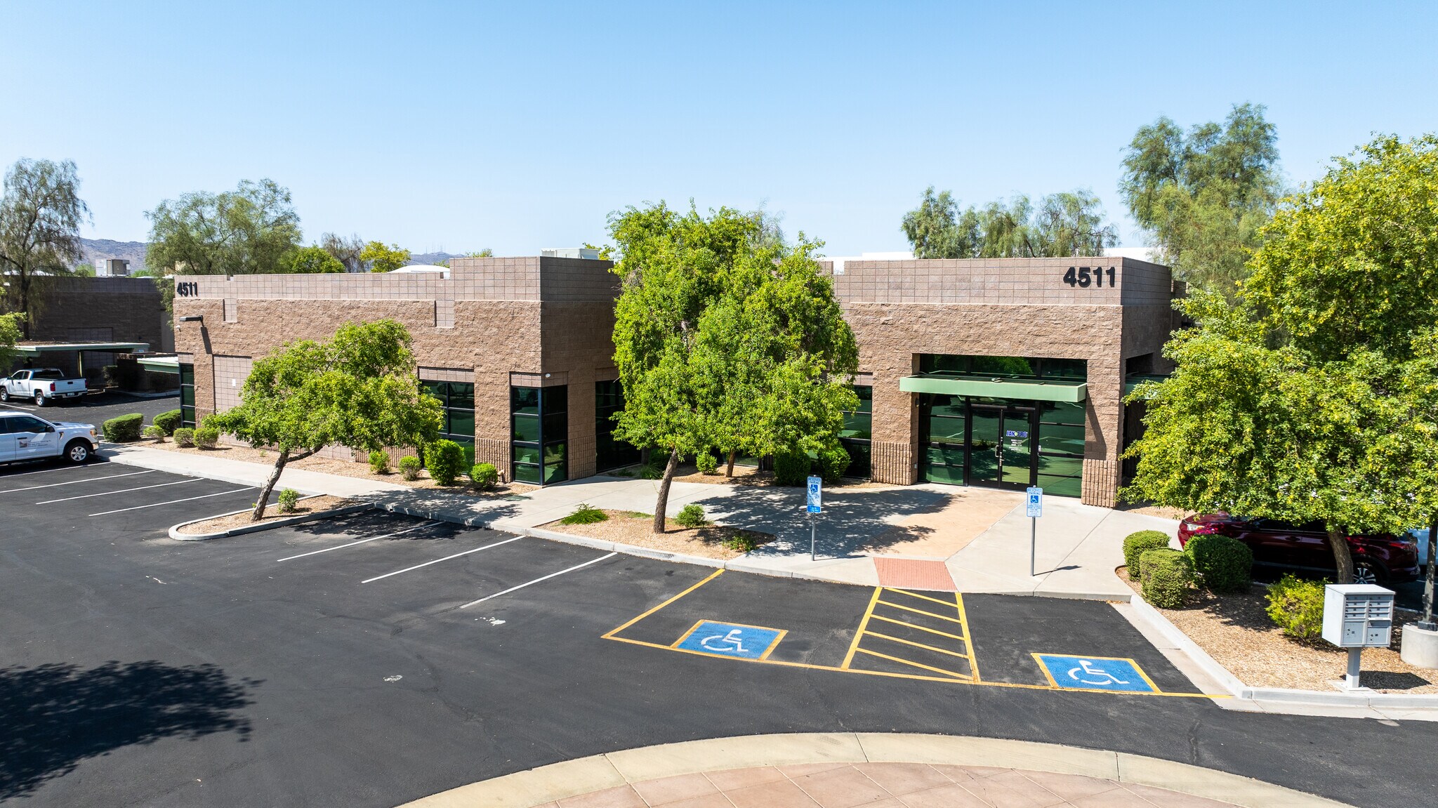 4511 E Broadway Rd, Phoenix, AZ à vendre Photo principale– Image 1 sur 9