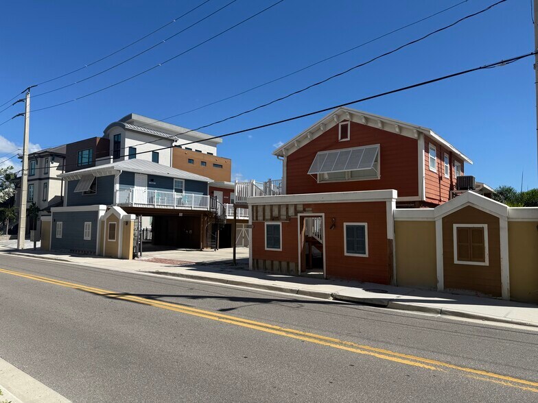 202 Crescent St, Fort Myers Beach, FL à louer - Photo de l’immeuble – Image 2 sur 9