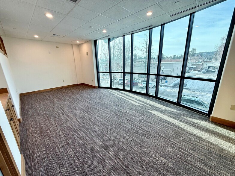 550 NW Franklin Ave, Bend, OR à louer - Photo de l’immeuble – Image 3 sur 12