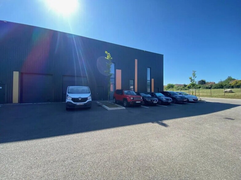 Local d'activités dans Villefontaine à vendre - Photo de l’immeuble – Image 3 sur 6