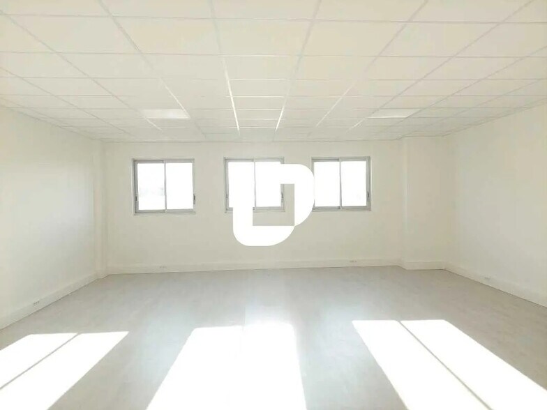 Bureau dans Trappes à vendre - Photo de l’immeuble – Image 3 sur 16