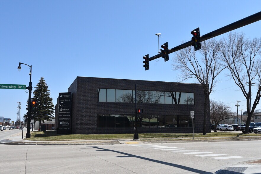 1220 Main Ave, Fargo, ND à vendre - Photo de l’immeuble – Image 2 sur 3
