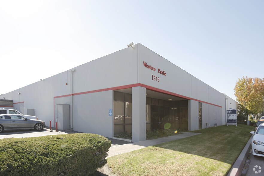 1216 W Grove Ave, Orange, CA à louer - Photo principale – Image 1 sur 4